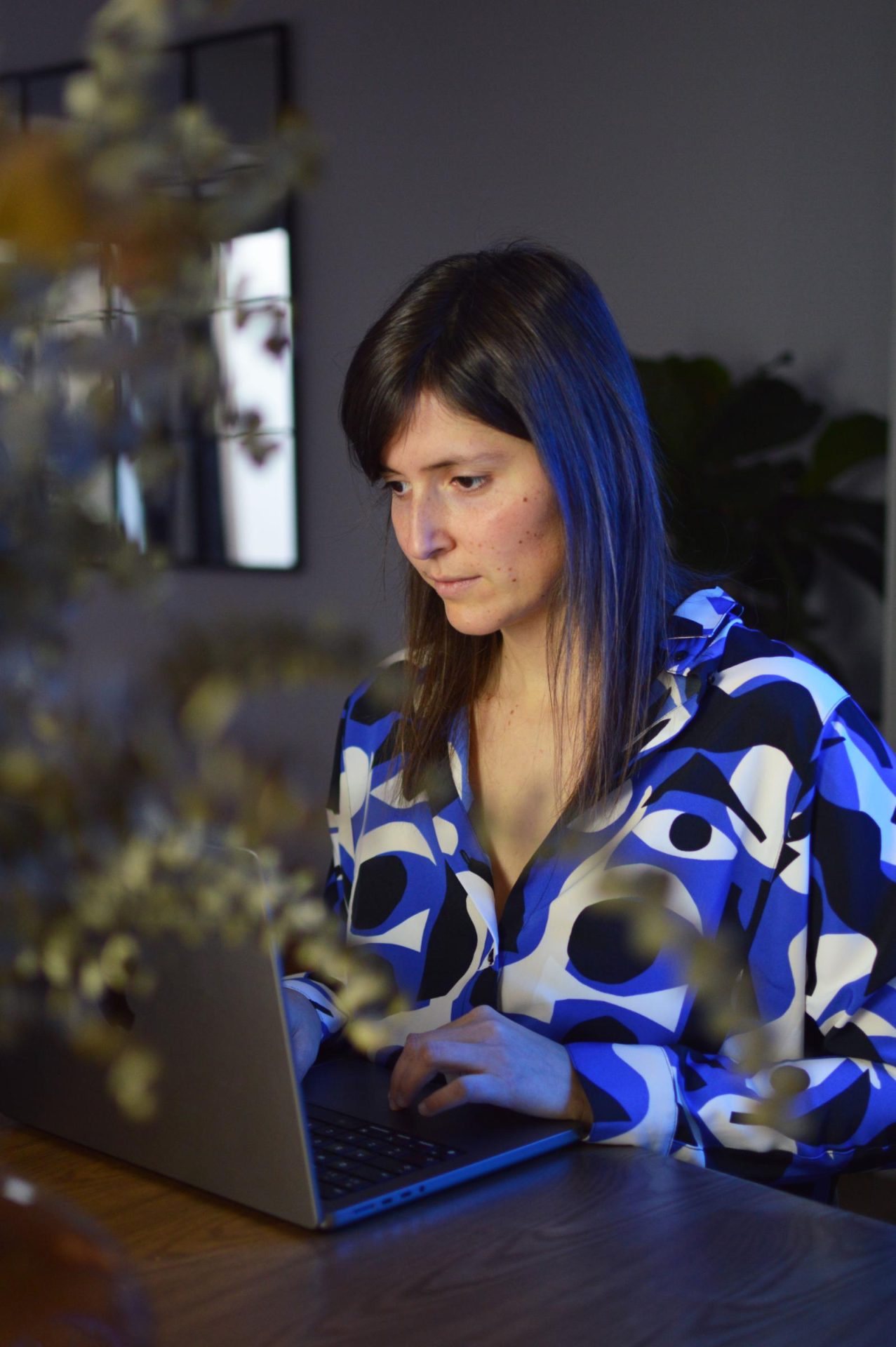 La Clara redactant els textos d'un nou web
